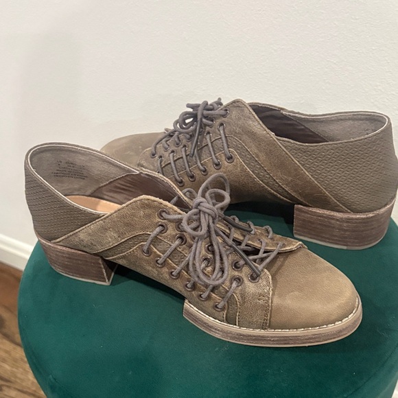 Kelsi Dagger Khaki Lace-Up Ankle Boots - Picture 5 of 6